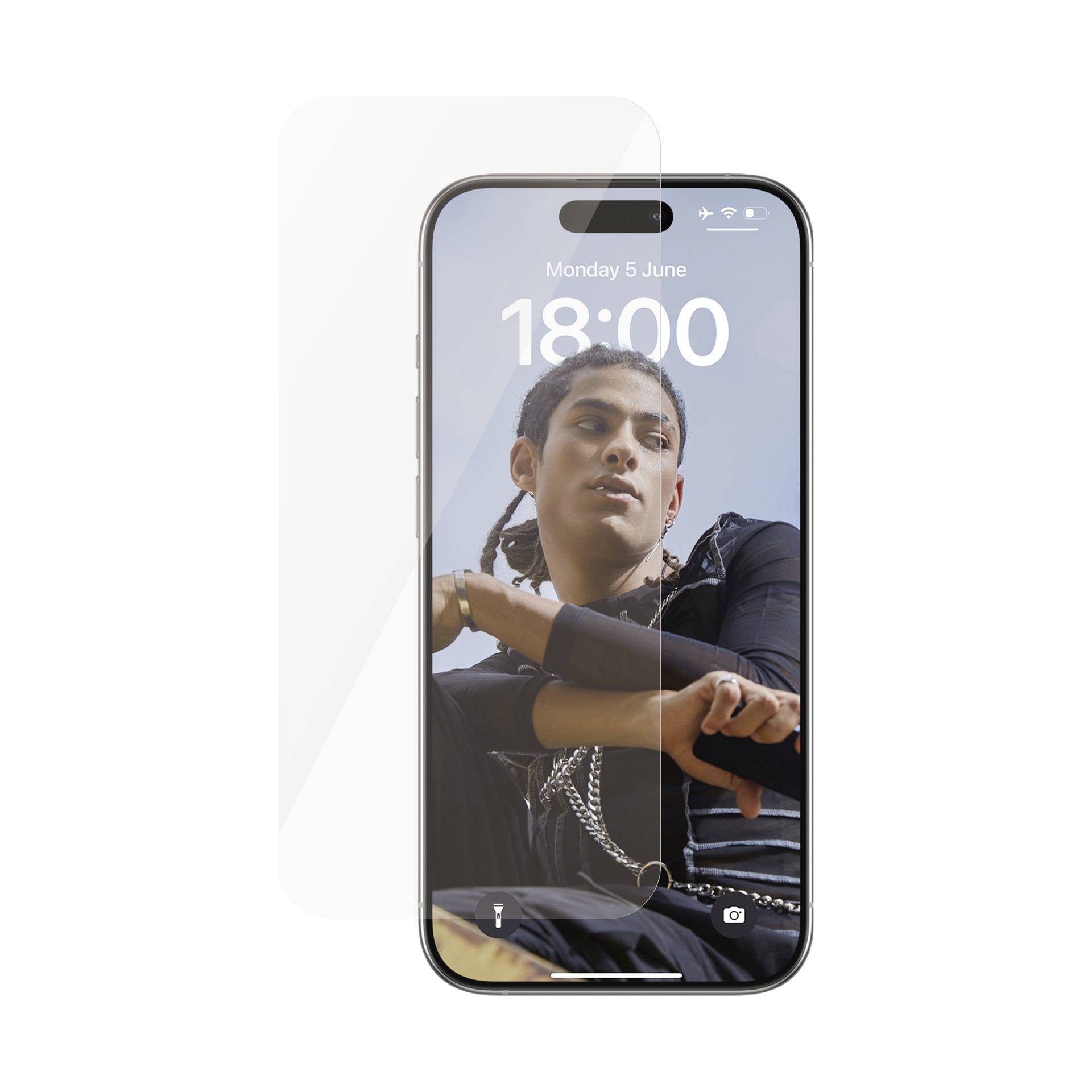 Ein Smartphone mit Bildschirmschutz zeigt eine Person mit dunkler Kleidung und Halsketten. Oben wird 'Monday 5 June, 18:00' angezeigt.