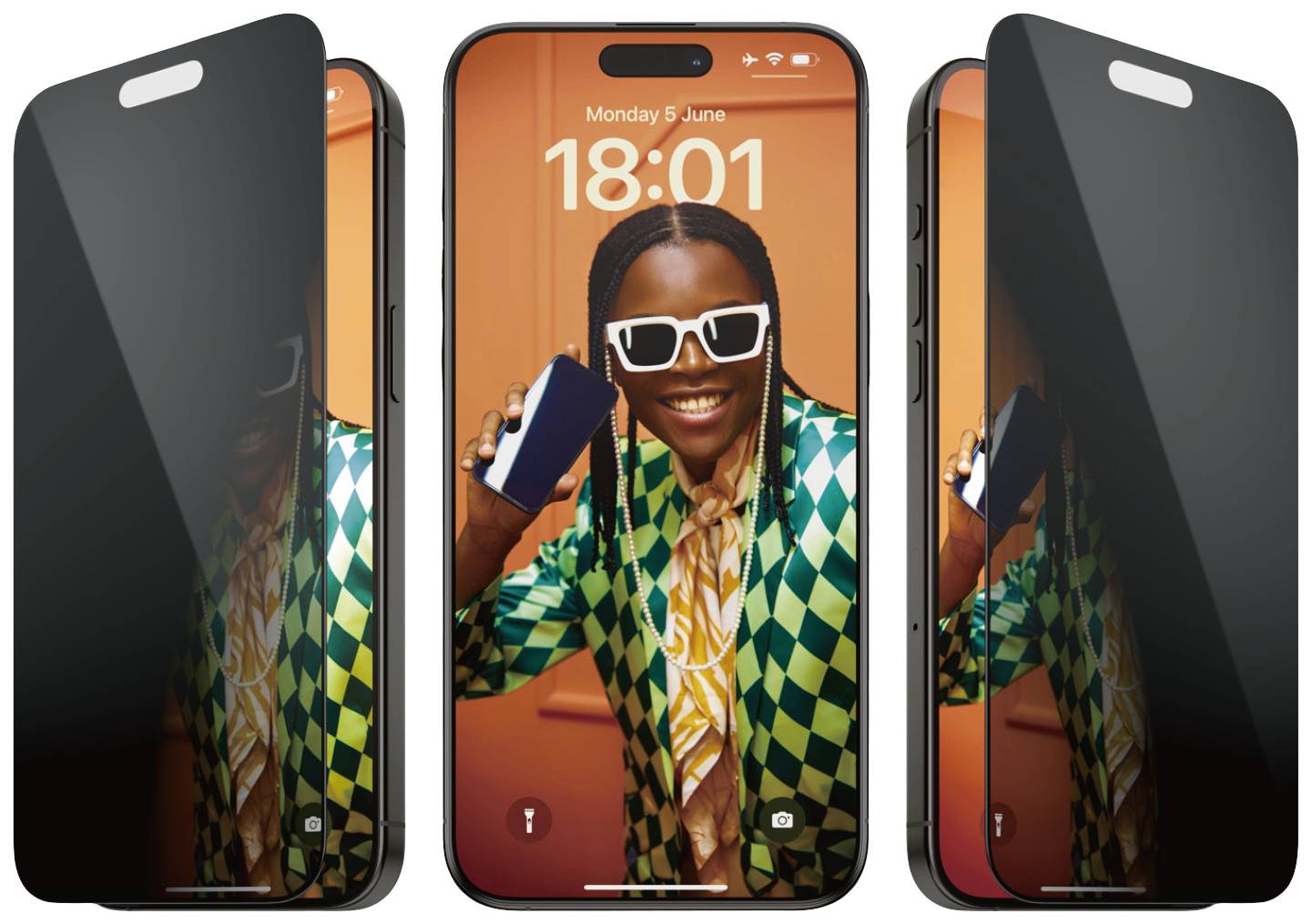 Drei Smartphones mit einem Bildschirmfilter, der den Blickwinkel einschränkt. Das mittlere Display zeigt eine lächelnde Person mit Sonnenbrille.