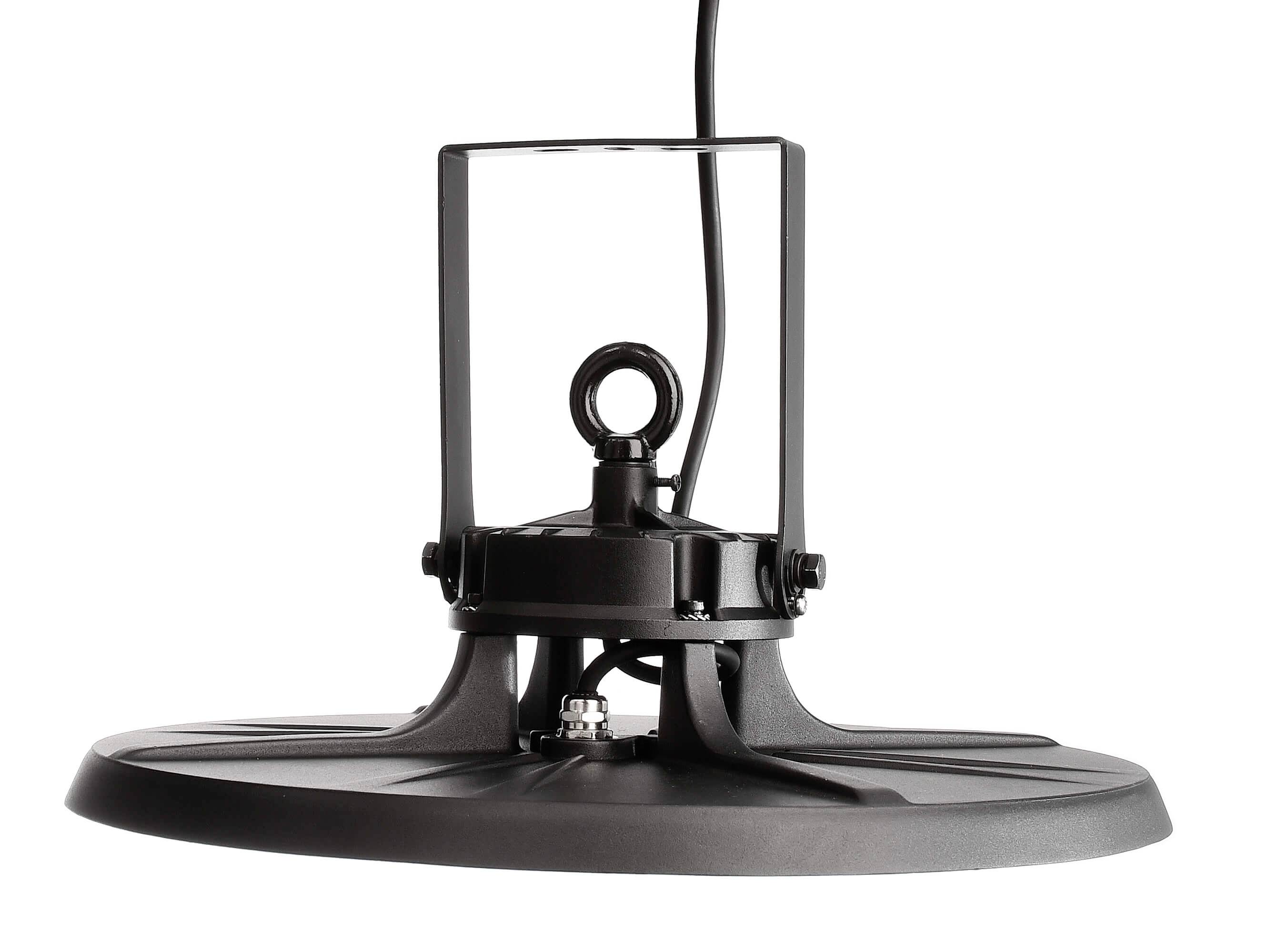 Eine schwarze, runde LED-Hallenleuchte mit Halterung und Kabel, Ansicht von unten. Sie ist bereit zur Deckenmontage.