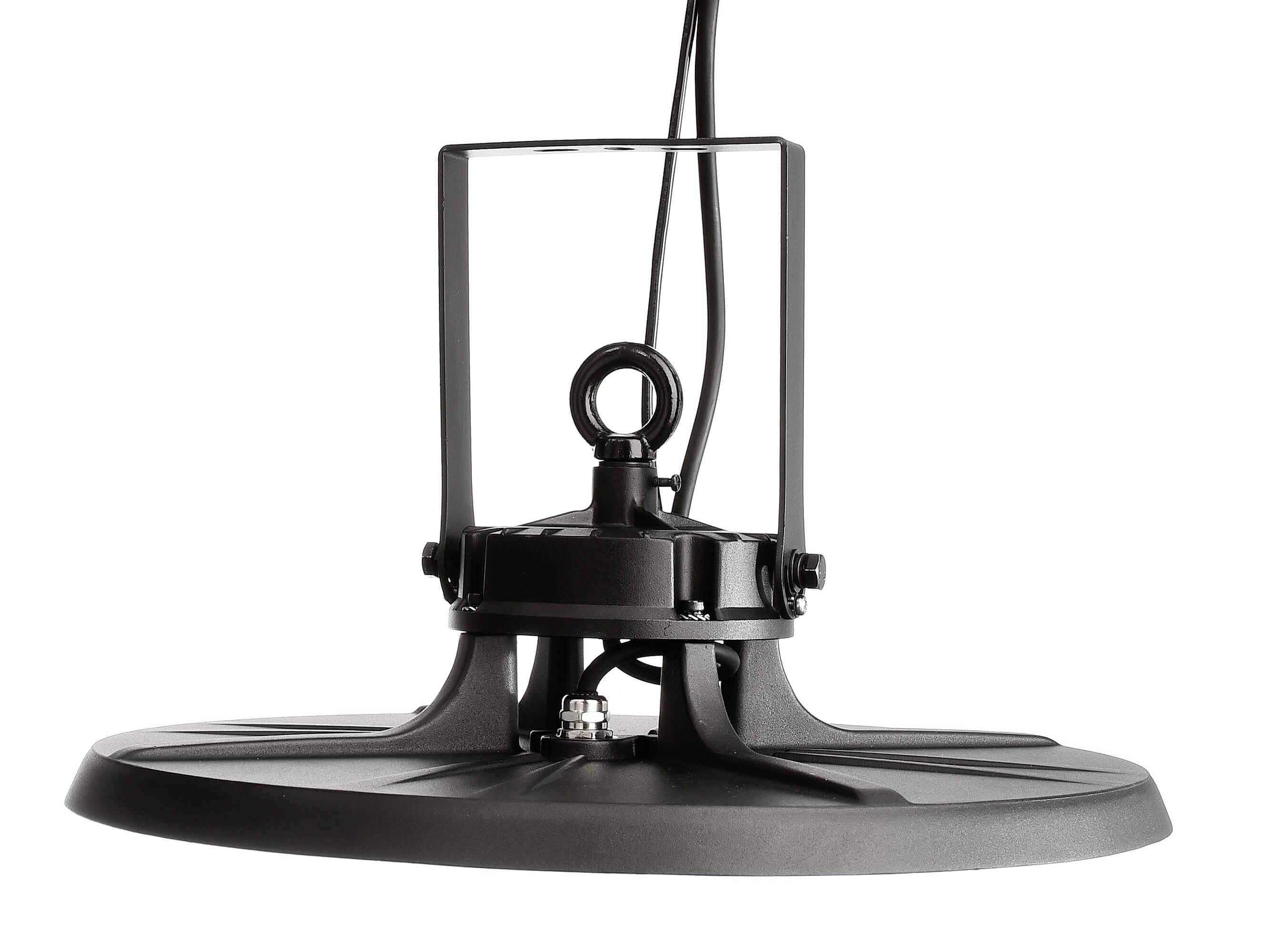 Ein rundes, schwarzes LED-Licht mit Halterung und Kabel, das für industrielle Anwendungen oder Hallenbeleuchtung genutzt wird.