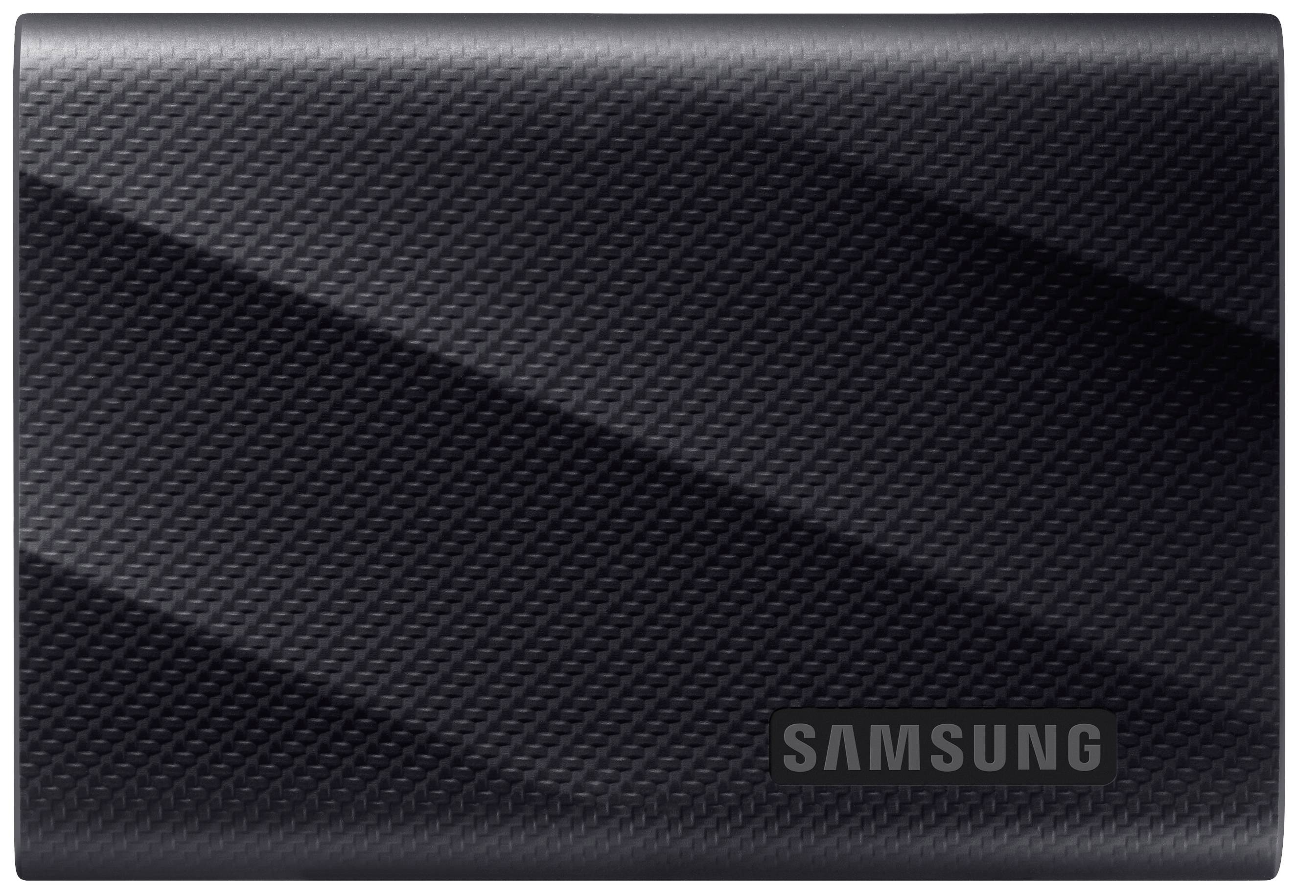 Eine schwarze, externe Festplatte mit dem Samsung-Logo in der unteren rechten Ecke, hat ein schraffiertes Oberflächendesign.