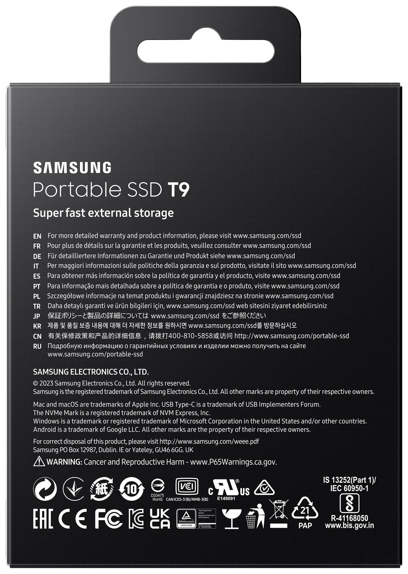 Rückseite einer Samsung Portable SSD T9 Verpackung. Enthält Garantieinformationen und Zertifizierungslogos. Schwarzer Hintergrund.