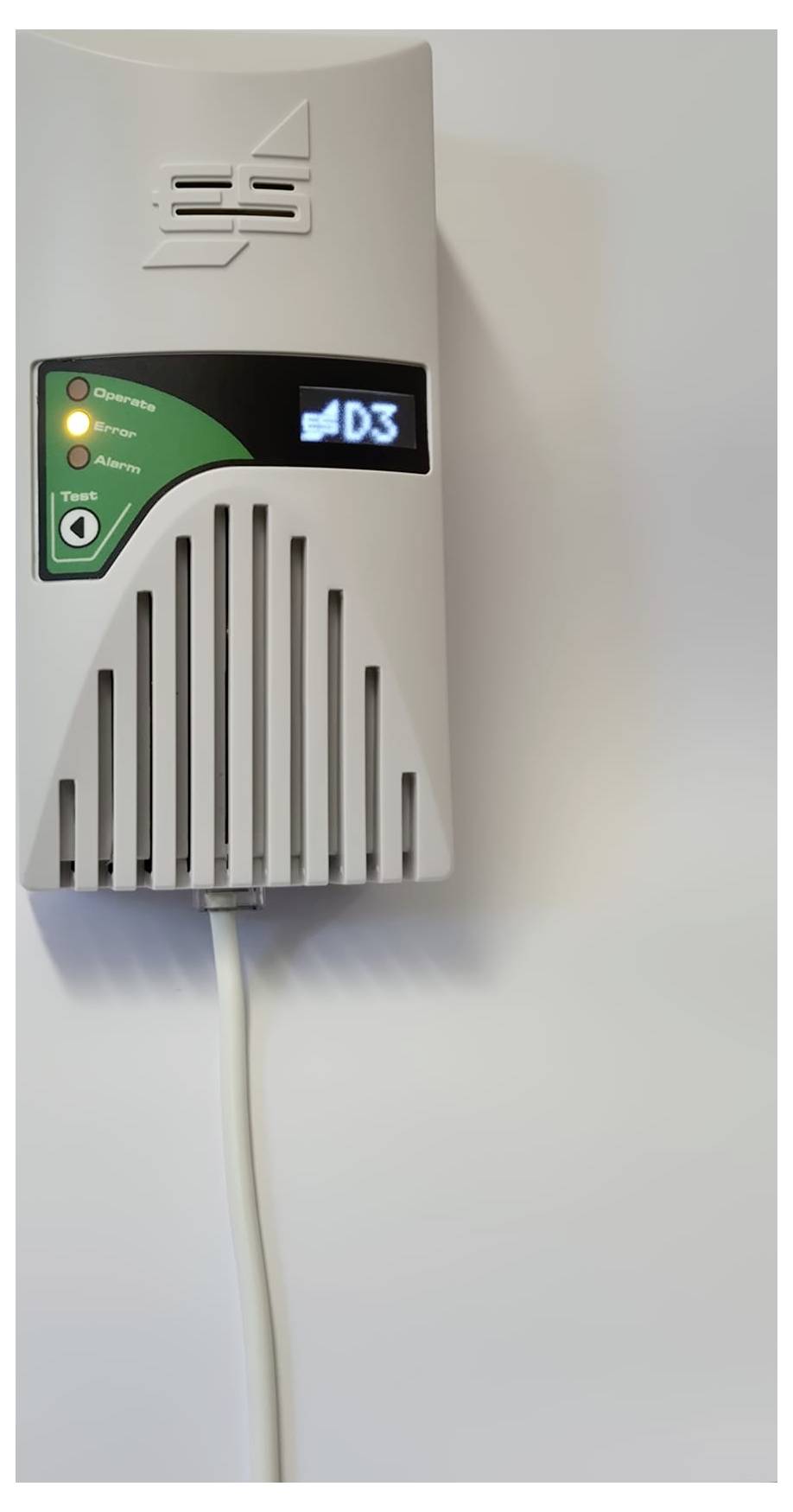 An der Wand montiertes weißes elektronisches Gerät mit leuchtender „D3