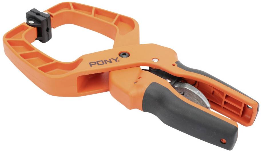 Orangefarbene Federklemme mit schwarzem Griff und der Aufschrift 'Pony', benutzt zum Zusammenhalten von Materialien bei Holzarbeiten.