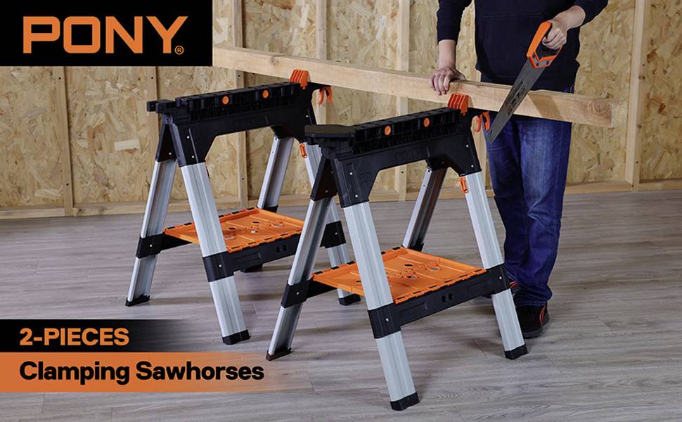 Zwei schwarze und orange Sägeböcke von Pony, beschrieben als '2-Pieces Clamping Sawhorses'. Eine Person sägt ein Holzbrett darauf.