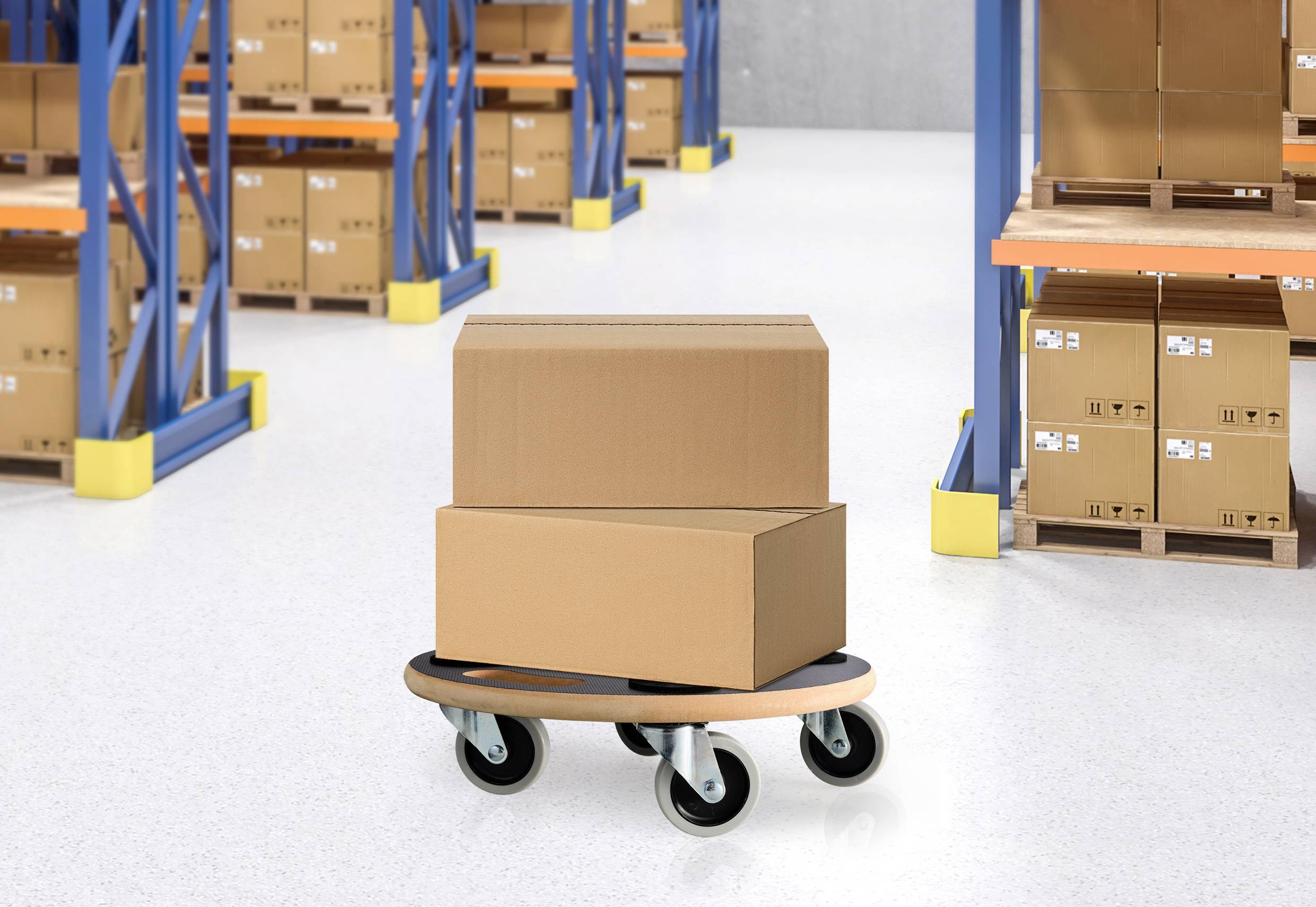 Zwei gestapelte Kartons auf einem Rollbrett in einem Lager mit Regalen voller Kartons im Hintergrund.