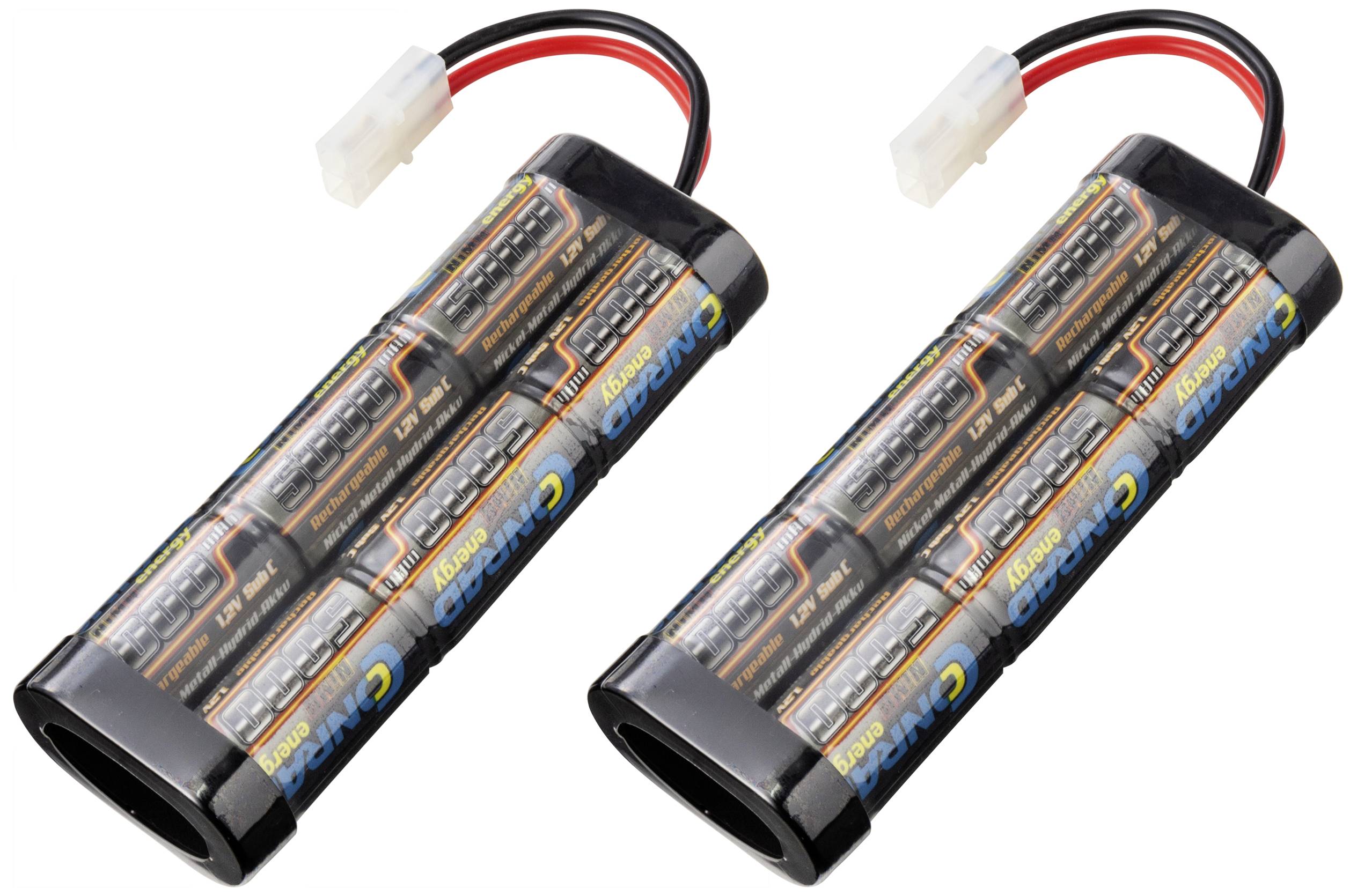 Zwei wiederaufladbare NiMH-Akkupacks mit je sechs AA-Batterien, verbunden durch ein Kabel mit weißem Stecker.