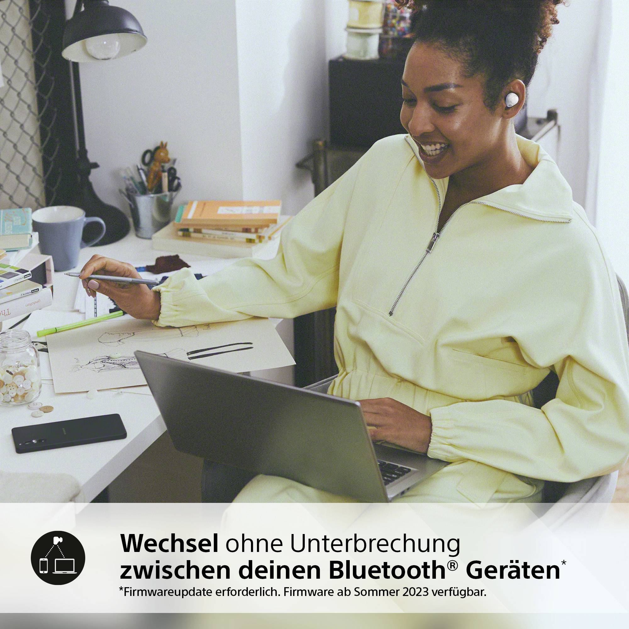 Eine lächelnde Person arbeitet am Schreibtisch mit Laptop und Kopfhörern. Text über nahtlosen Gerätewechsel unten im Bild.