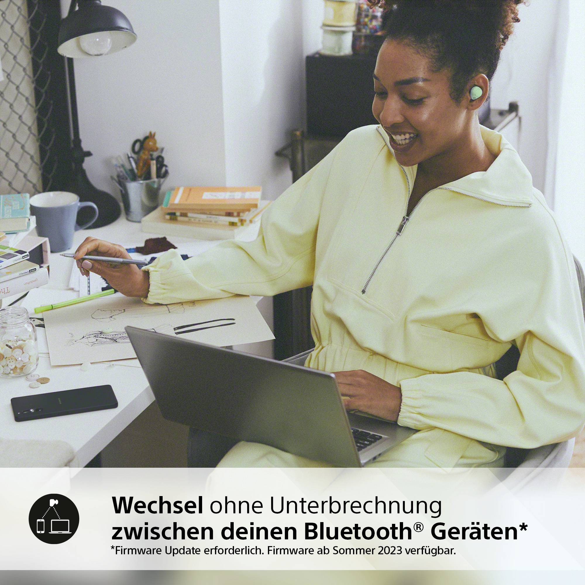 Eine Person arbeitet am Laptop und nutzt kabellose Ohrhörer. Text unten: Wechsel ohne Unterbrechung zwischen deinen Bluetooth-Geräten.