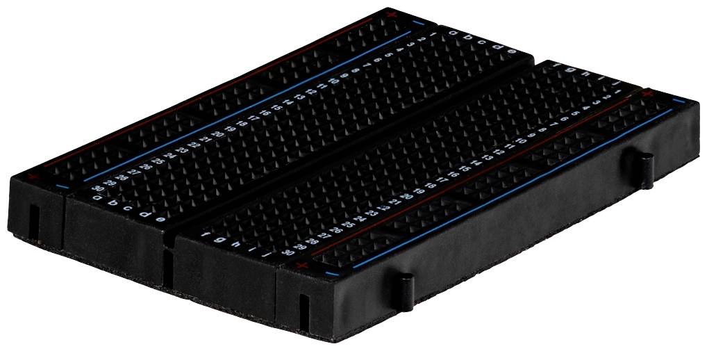 Ein schwarzes Steckbrett mit nummerierten Reihen von Verbindungspunkten wird gezeigt, nützlich für elektronische Schaltungen und Prototypen.