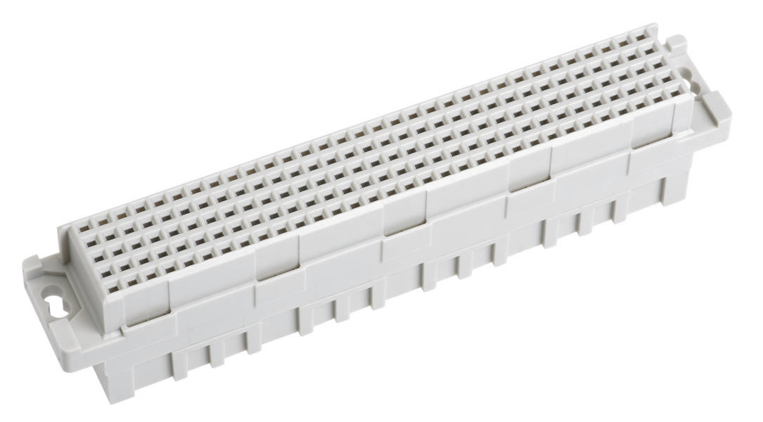 Ein weißer, rechteckiger elektrischer Steckverbinder mit vielen quadratischen Anschlüssen auf schwarzem Hintergrund.