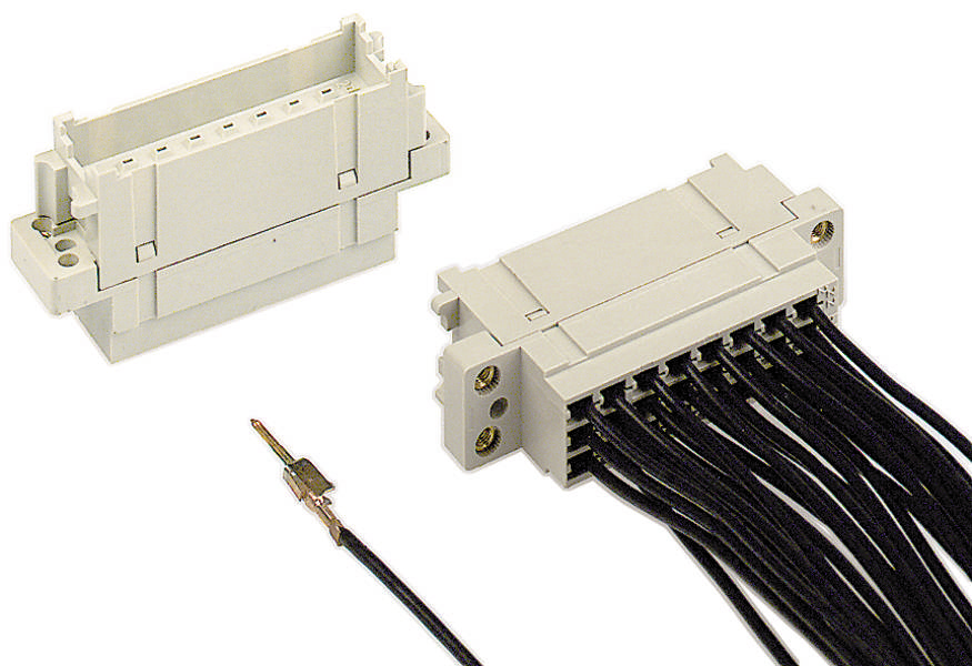Zwei weiße elektrische Steckergehäuse und ein verbundenes Kabelbündel mit schwarzem Draht. Links ein einzelner Steckkontakt.
