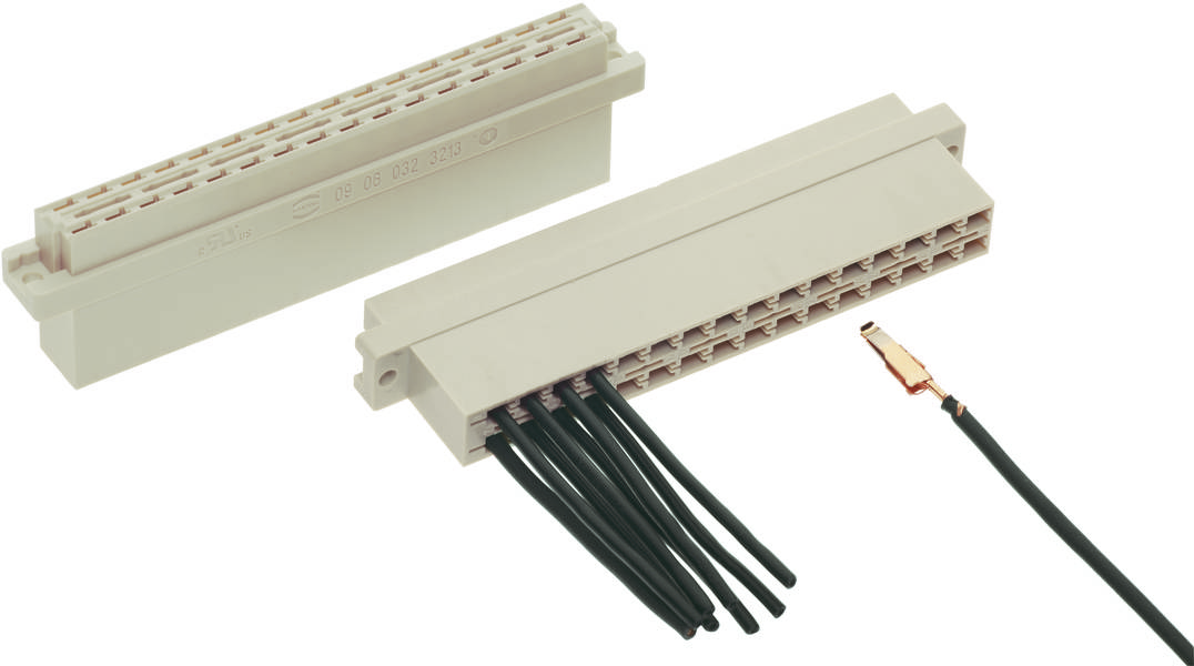 Zwei Steckerleisten und ein Kupferkabel mit schwarzer Umhüllung. Ein Stecker ist verkabelt, der andere zeigt unbenutzte Kontakte.