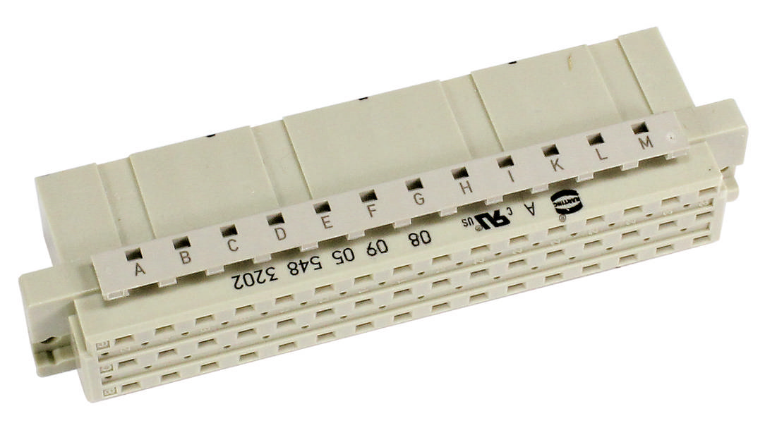 Ein hellgraues Patchpanel mit alphabetischen und numerischen Markierungen, typischerweise verwendet für Netzwerkkabelverbindungen.