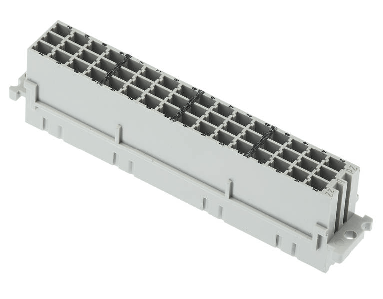 Ein rechteckiger elektrischer Stecker mit mehreren Pins, verwendet zur Verbindung von elektronischen Geräten oder Schaltungen.