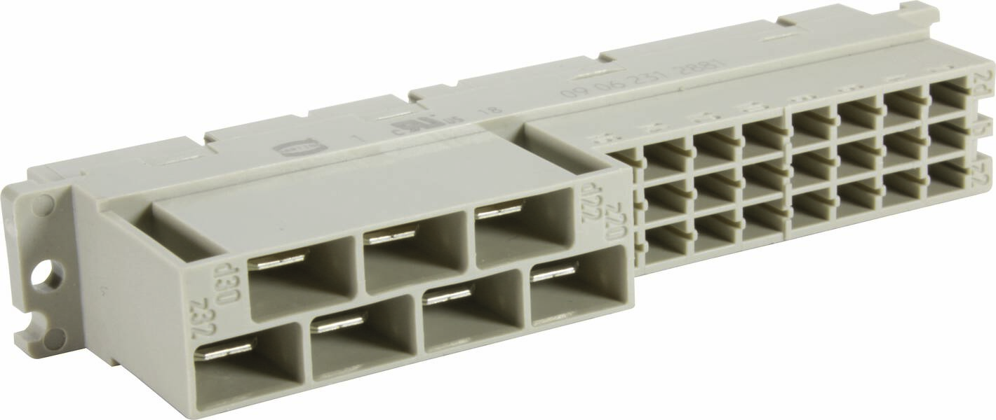 Ein weißer elektrischer Steckverbinder mit mehreren Steckplätzen, typischerweise für Computer- oder Elektrogeräte verwendet.