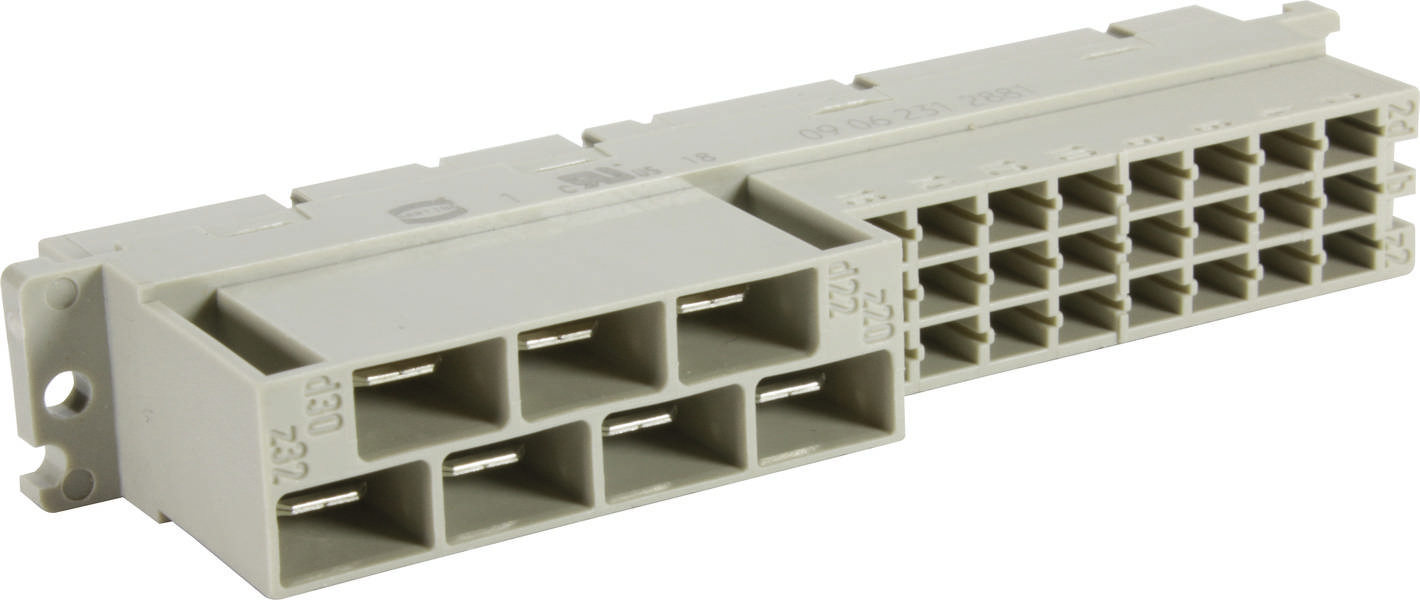 Ein weißer Steckverbinder mit mehreren quadratischen Anschlüssen, typischerweise verwendet in der Elektronik oder Computerhardware.