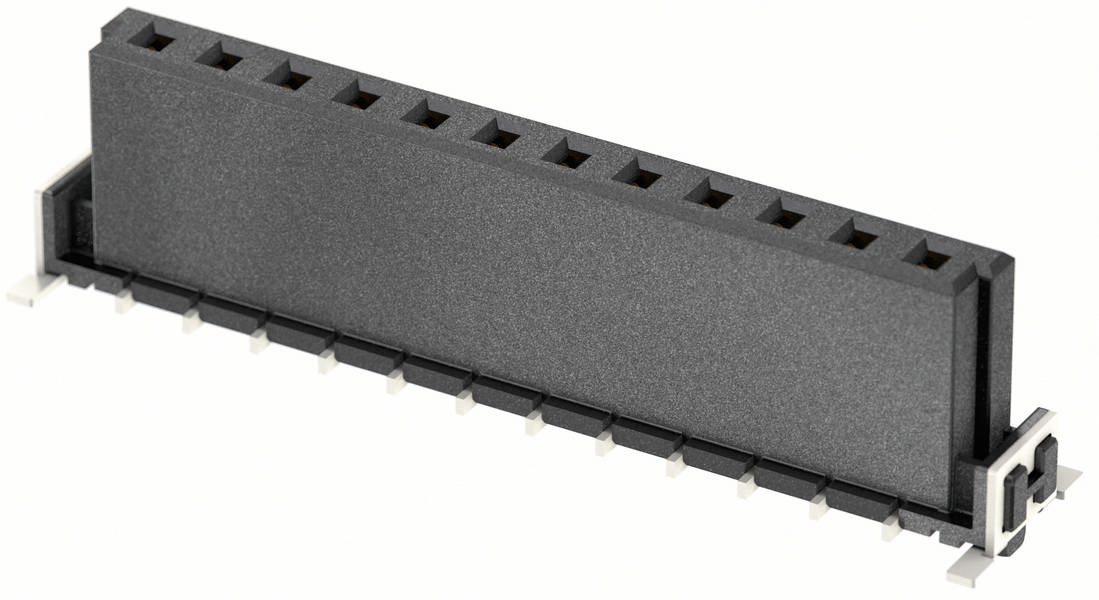 Ein schwarzer Elektronikstecker mit mehreren Steckplätzen, horizontal platziert, aufgenommen aus seitlicher Perspektive.