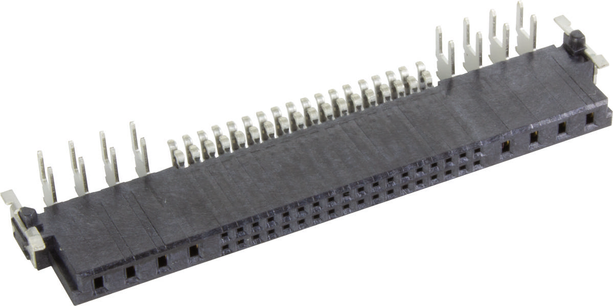 Ein schwarzer elektronischer Steckverbinder mit mehreren Pins, die aus der Oberseite ragen, für Verbindungen auf Leiterplatten.