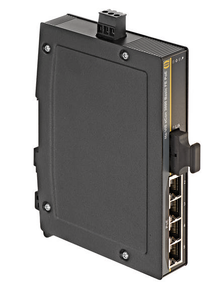Industrieswitch mit vier Ethernet-Ports, montiert an einer Wandhalterung. Geeignet für industrielle Netzwerkanwendungen.