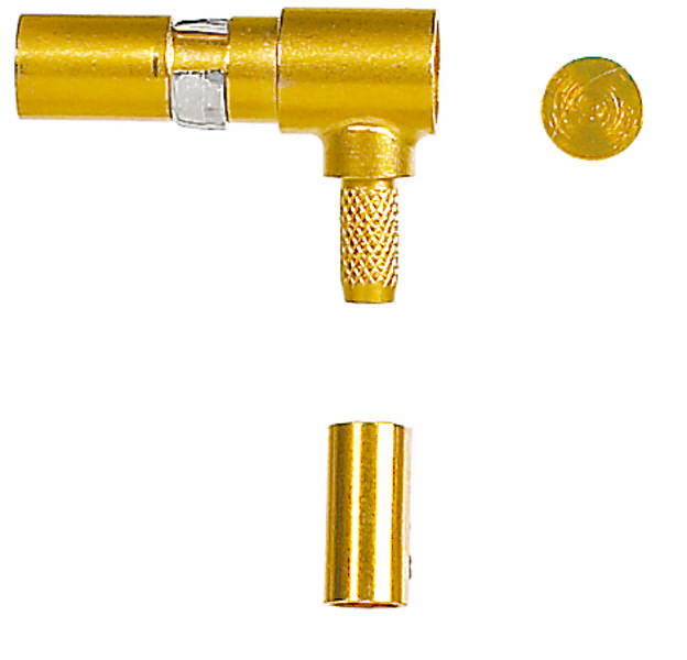 Goldener Koaxialstecker in Einzelteilen, bestehend aus Gehäuse, Hülse und Schraubverschluss, auf weißem Hintergrund.