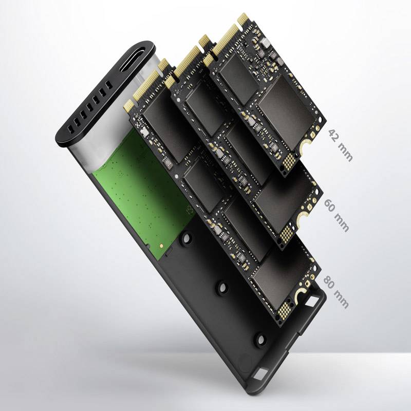 Eine externe Festplatte wird geöffnet gezeigt. Drei unterschiedliche SSD-Karten mit Längenangaben 42 mm, 60 mm und 80 mm sind sichtbar.