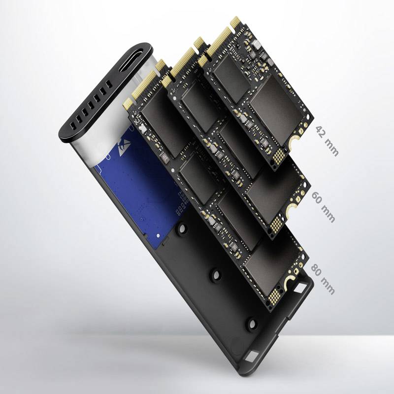 Ein Gehäuse mit mehreren herausgezogenen M.2-SSDs unterschiedlicher Länge (42 mm, 60 mm, 80 mm), zeigt Kompatibilität und Aufbau.