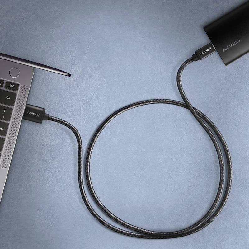 Laptop mit einem angeschlossenen USB-Stick auf der linken Seite. Auf der rechten Seite ist ein weiteres USB-Kabel verbunden.