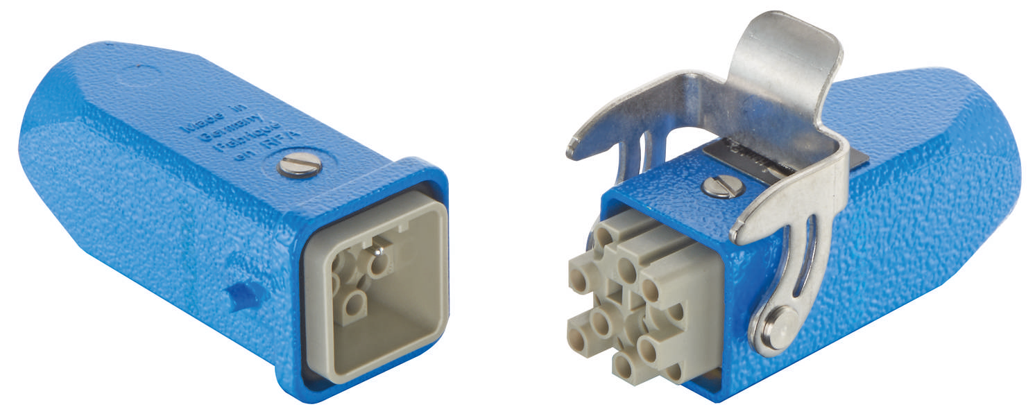 Zwei blaue CEE-Wandstecker; einer geschlossen, der andere zeigt die elektrischen Kontakte. Sie werden für Industriesteckdosen verwendet.