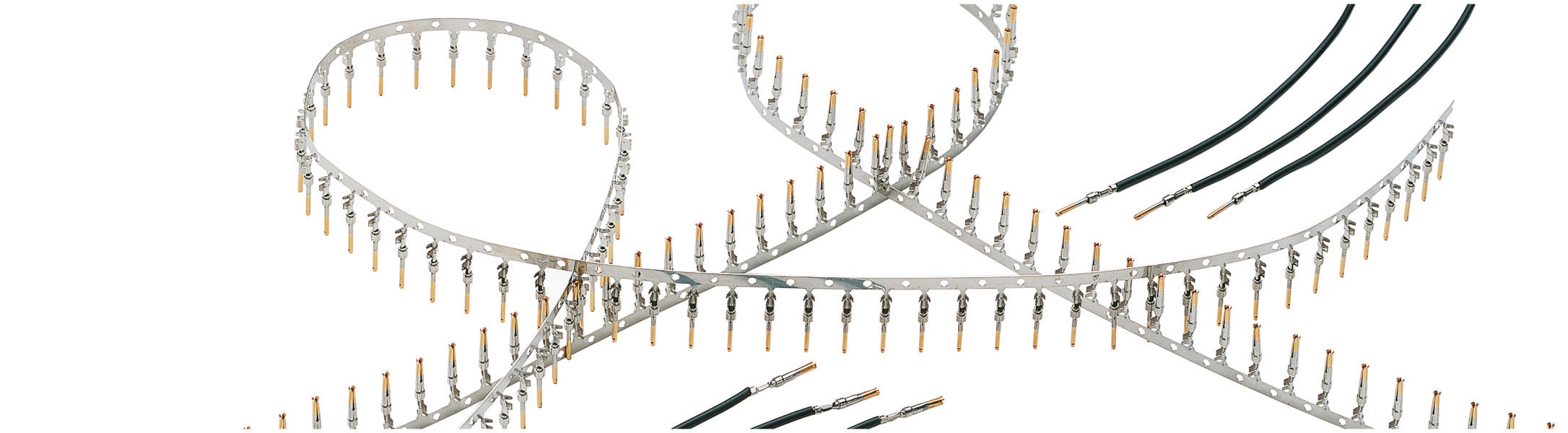 Ein spiralförmiges Band aus Metall mit gleichmäßig verteilten, aufrechtstehenden Kontakten. Rechts oben führen mehrere Kabel auf die Kontakte zu.