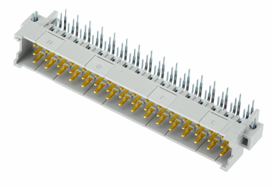 Ein elektronischer Steckverbinder mit mehreren goldenen Kontaktstiften und beschrifteten Reihen auf einem weißen Kunststoffgehäuse.