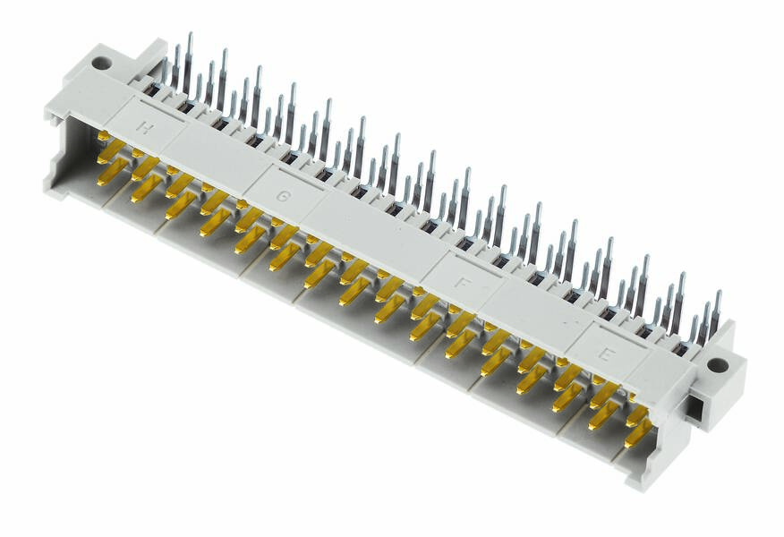 Ein weißer Steckverbinder mit mehreren goldenen Pins und seitlichen Befestigungslöchern, auf einem neutralen Hintergrund.