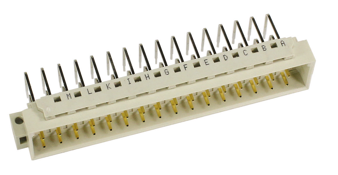 Ein weißer Steckverbinder mit 18 Metallstiften, auf denen die Buchstaben A bis M markiert sind, liegt schräg nach rechts.