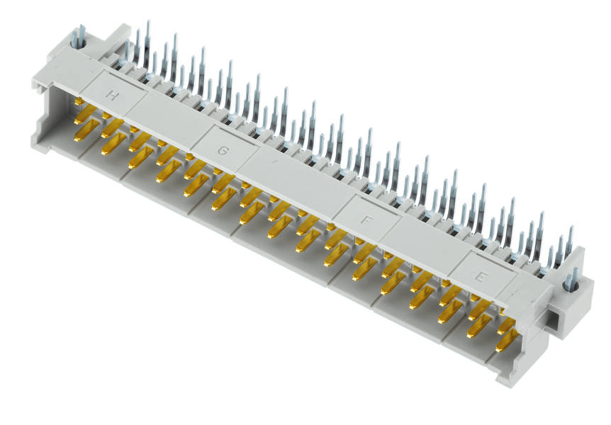Ein Steckverbinder mit mehreren goldenen Pins, angeordnet in einer Reihe. Die Buchstaben E bis H sind oben gekennzeichnet.