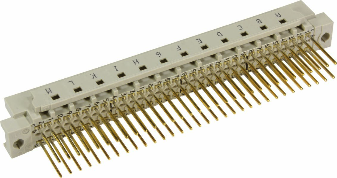 Ein elektronischer Steckverbinder mit mehreren goldenen Pins, nummeriert und mit den Buchstaben A bis R markiert.