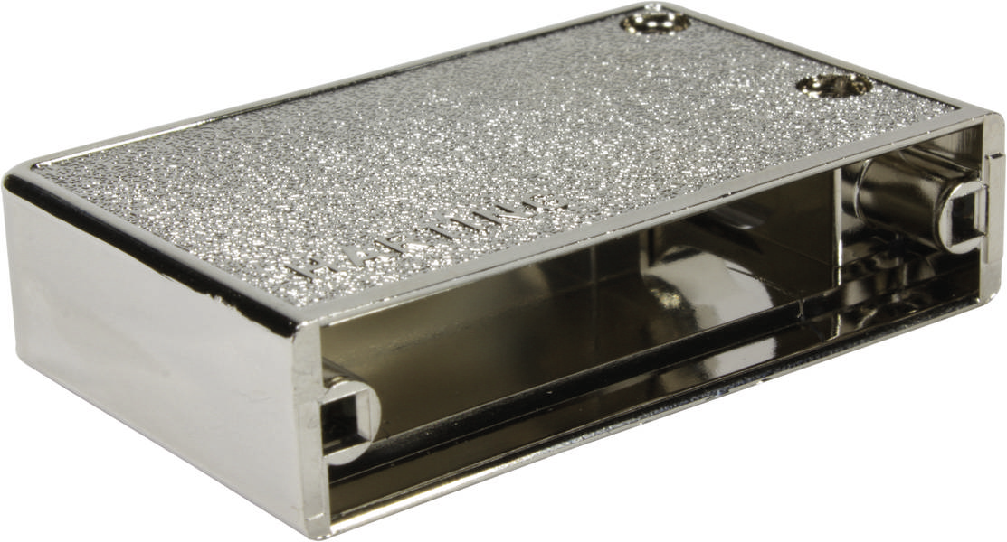 Metallkasten mit offenem Ende, glänzende Oberfläche. Möglicherweise Gehäuse für ein elektronisches Gerät.