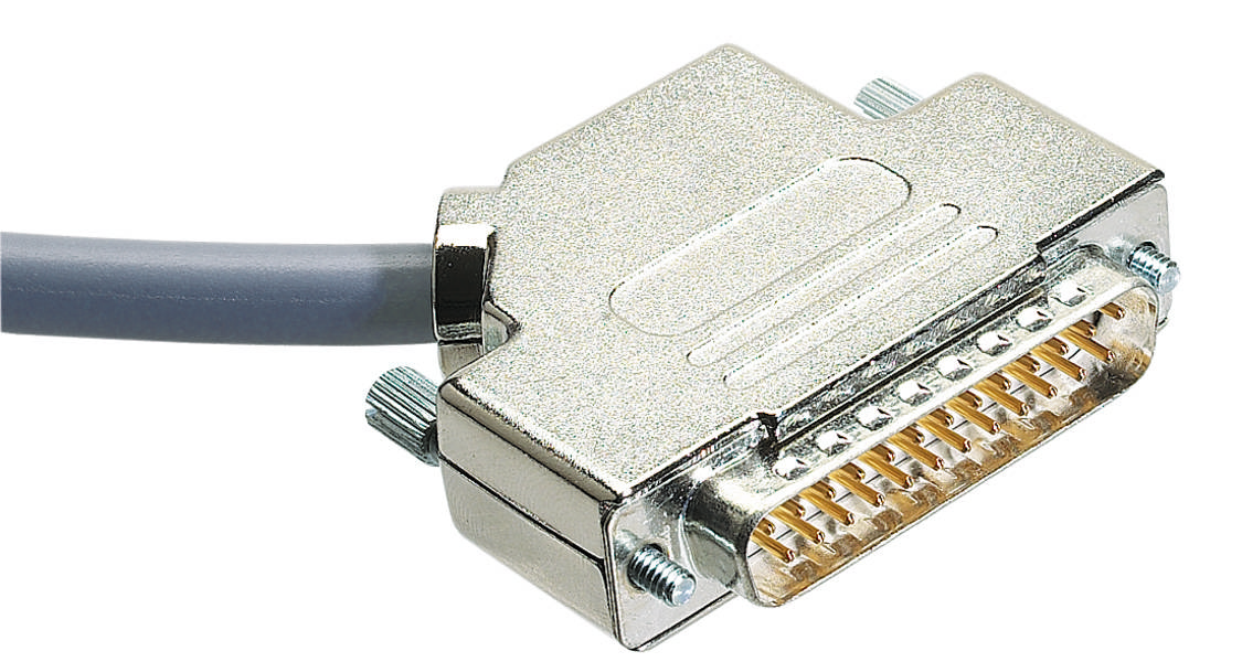 Ein silberner D-Sub-Stecker mit 25 Pins, an einem grauen Kabel befestigt.