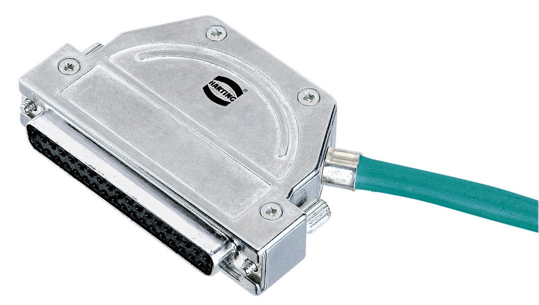 Metallischer Stecker mit grüner Leitung, geeignet für industrielle Anwendungen. Enthält viele Verbindungspins.