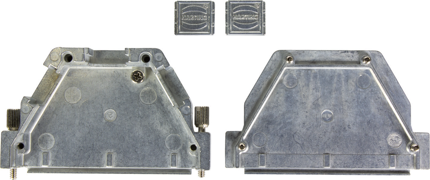 Metallteile von Steckverbindern, geometrisch geformt mit Schrauben. Zwei kleine, quadratische Komponenten mit Aufschrift oben.