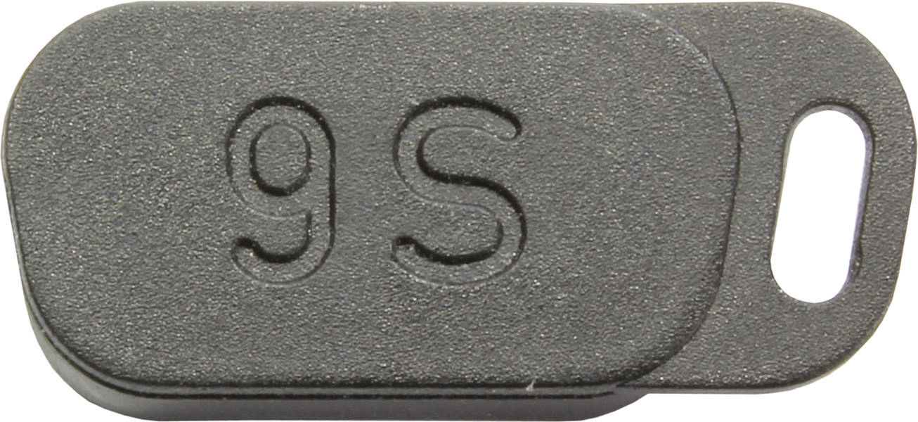 Ein rechteckiger, grauer Magnetschalter mit den eingravierten Buchstaben '9S', hat eine abgerundete Form und eine kleine Öse.