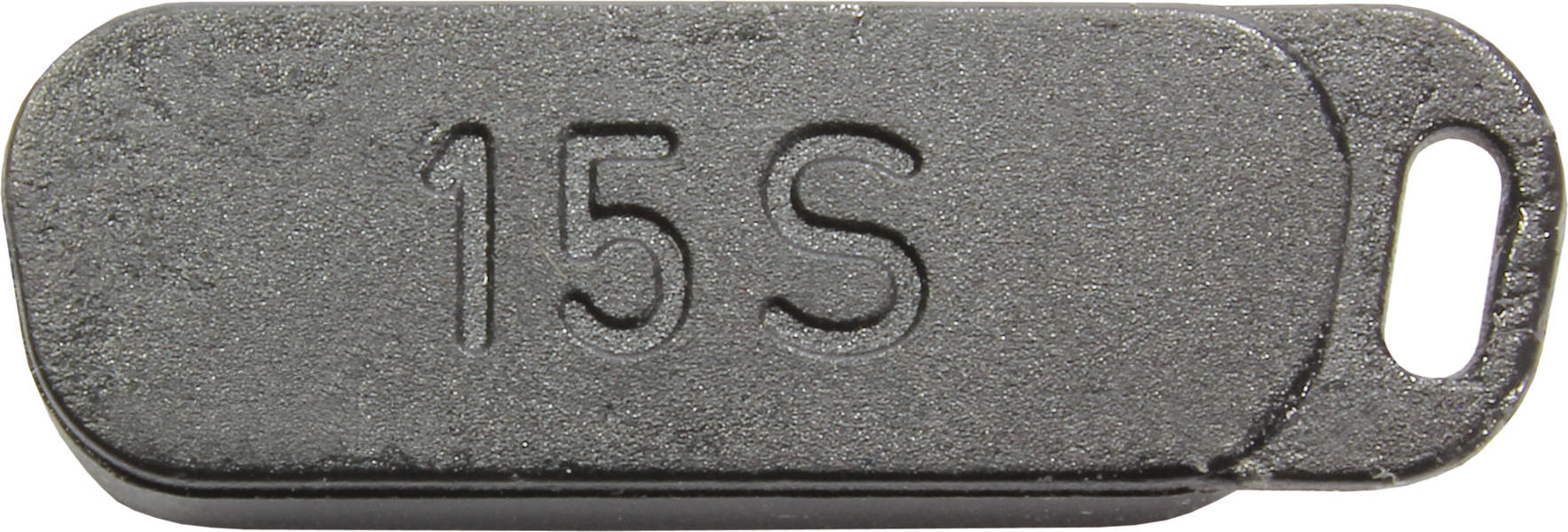 Graues metallisches Schild mit der Prägung '15 S', möglicherweise ein Identifikations- oder Kennzeichnungselement.