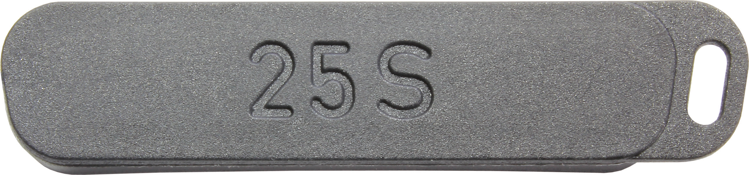 Graues, langes, rechteckiges Metallgewicht mit der Aufschrift '25 S'. Es hat ein kleines Loch an einem Ende.