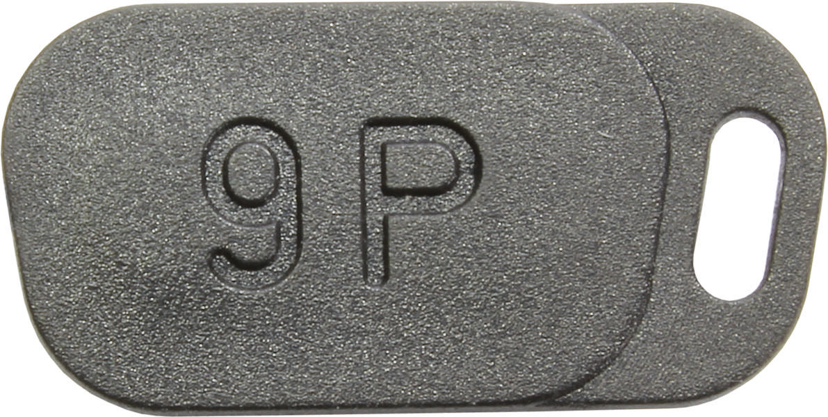 Ein schwarzes Plastikteilschild mit der Prägung '9P' darauf.