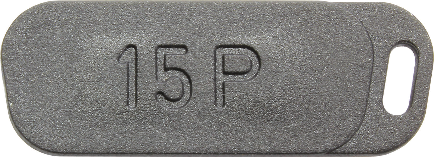 Schwarzer Schlüsselanhänger mit der Prägung '15 P'.
