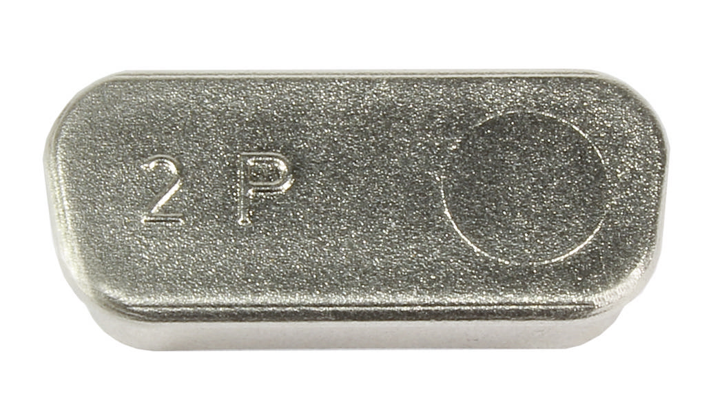 Rechteckige, silberne Tablette mit '2 P' und einer eingestanzten, kreisförmigen Markierung.