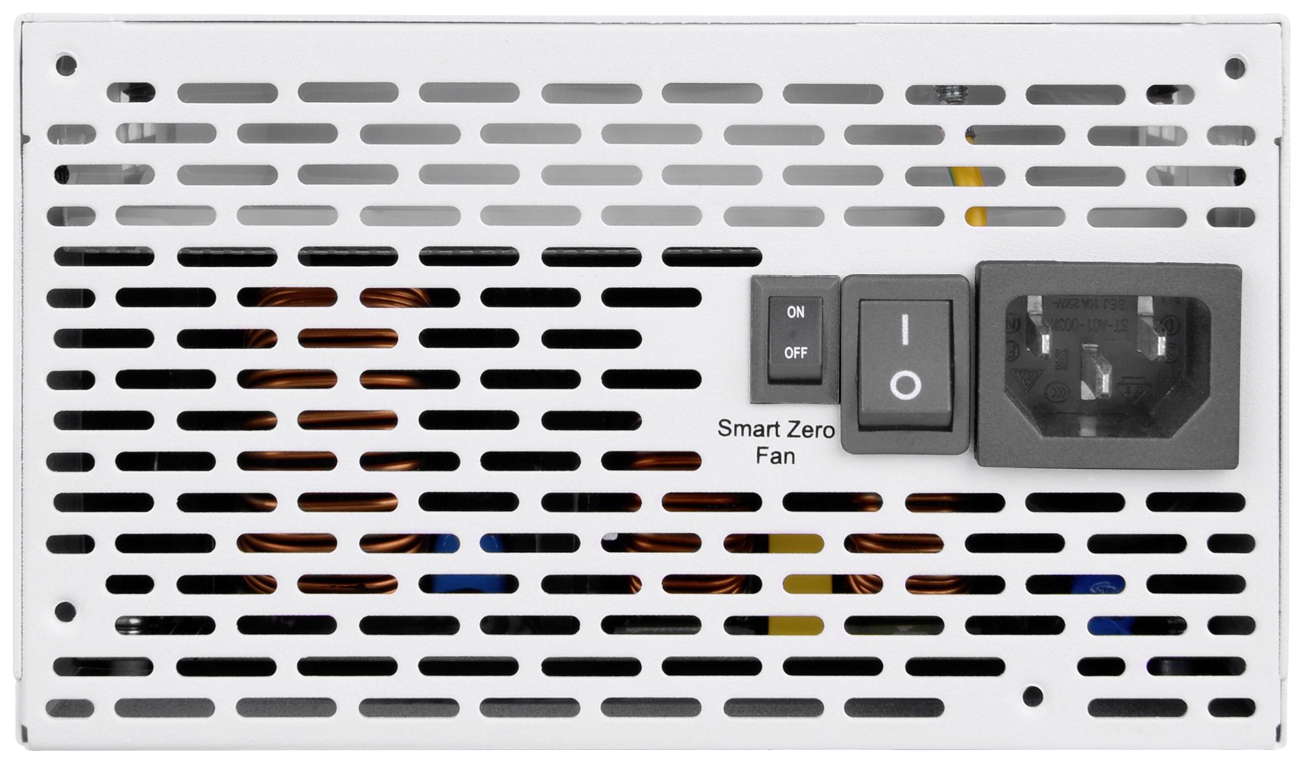 Rückseite eines Computernetzteils mit Lüftungsgitter, Schalter und Stromanschluss. Beschriftung 'Smart Zero Fan' neben dem Schalter.