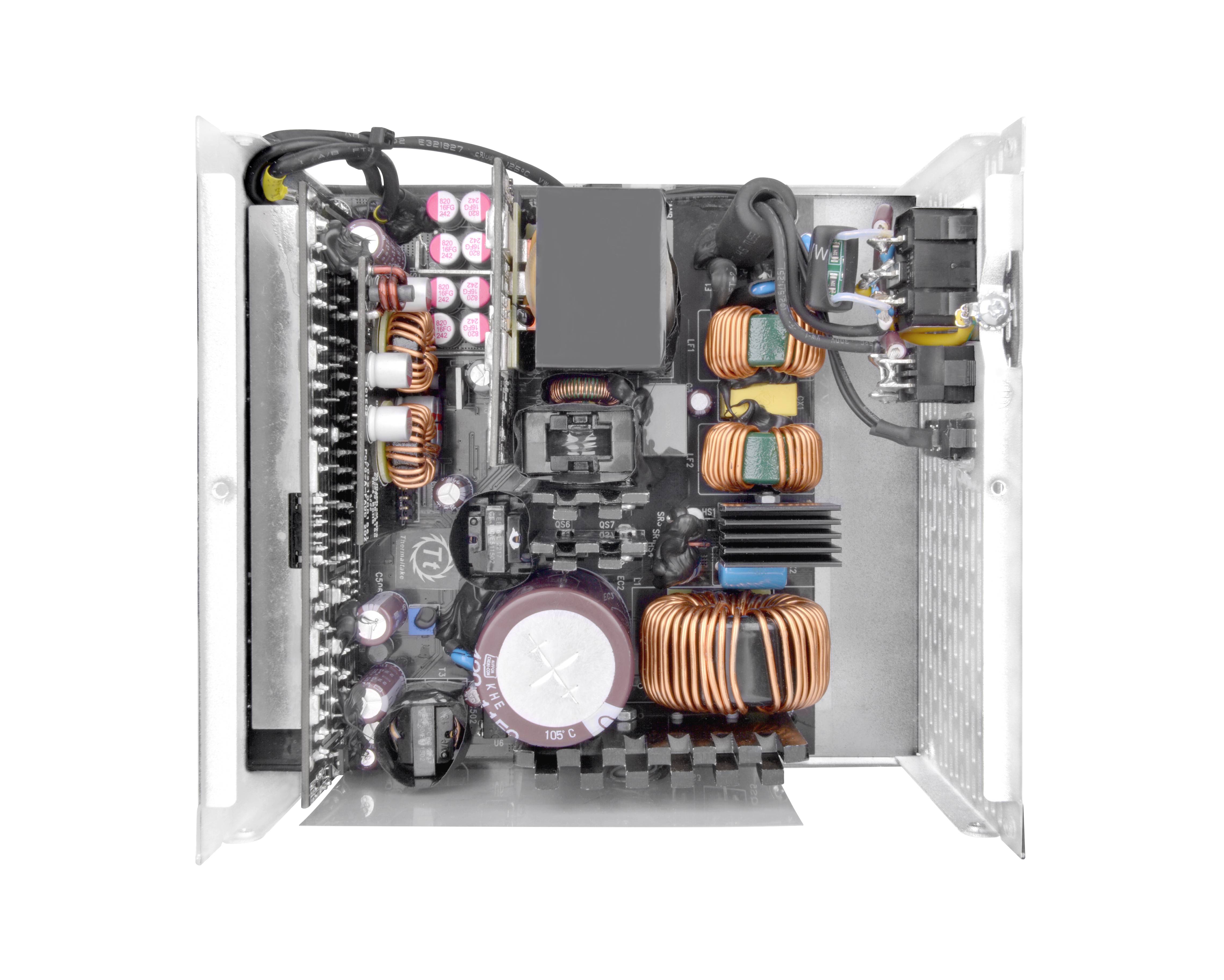 Offenes Computernetzteil mit sichtbaren Komponenten wie Spulen, Kondensatoren und Kühlkörpern, in einem Gehäuse montiert.
