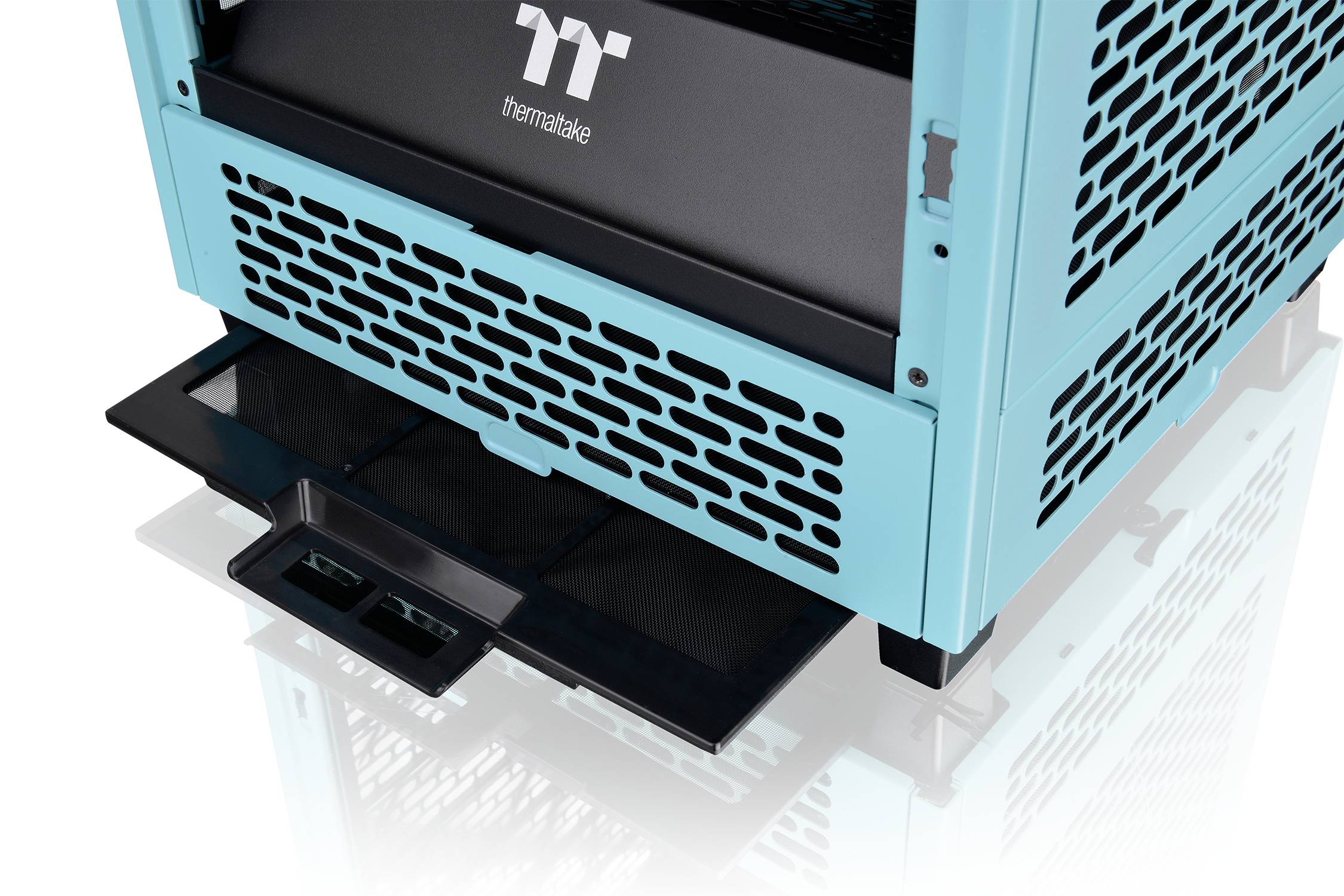Ein türkisfarbenes Computergehäuse mit einer ausziehbaren Schublade und Lüftungsgittern, Marke 'Thermaltake'.