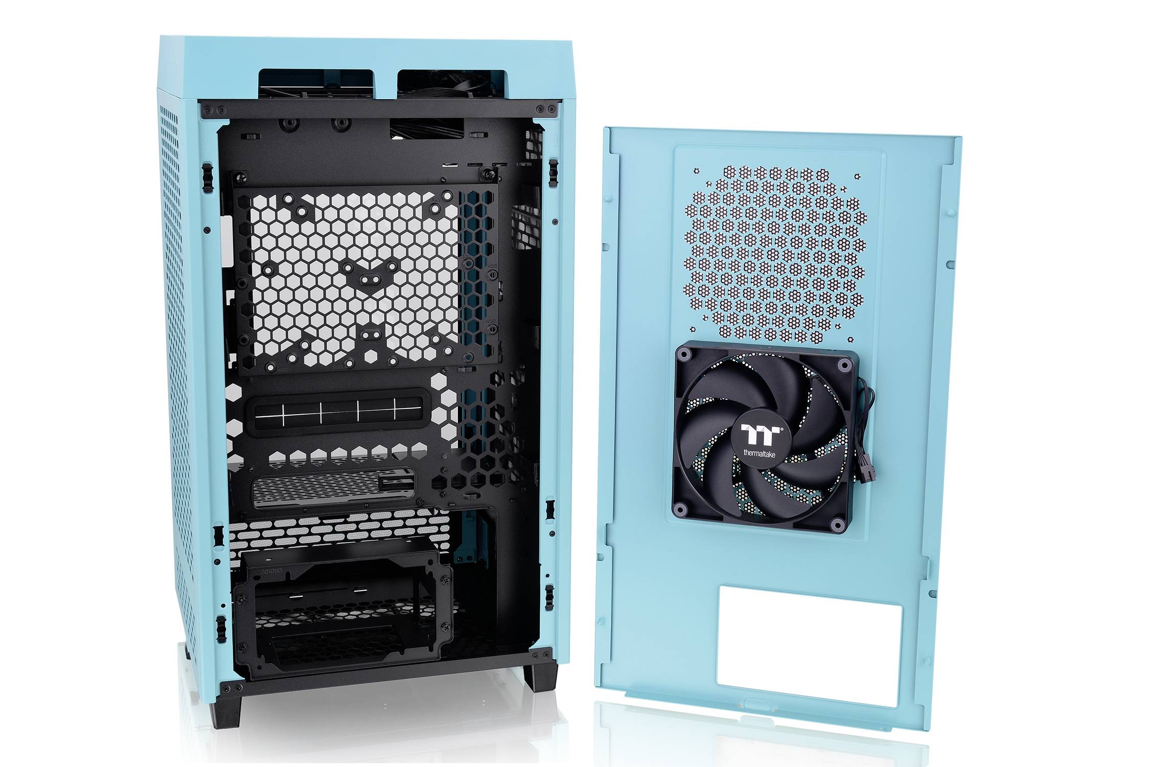 Ein offenes, türkisfarbenes Computergehäuse mit entfernter Frontplatte zeigt Lüfter und Platz für Hardwarekomponenten.