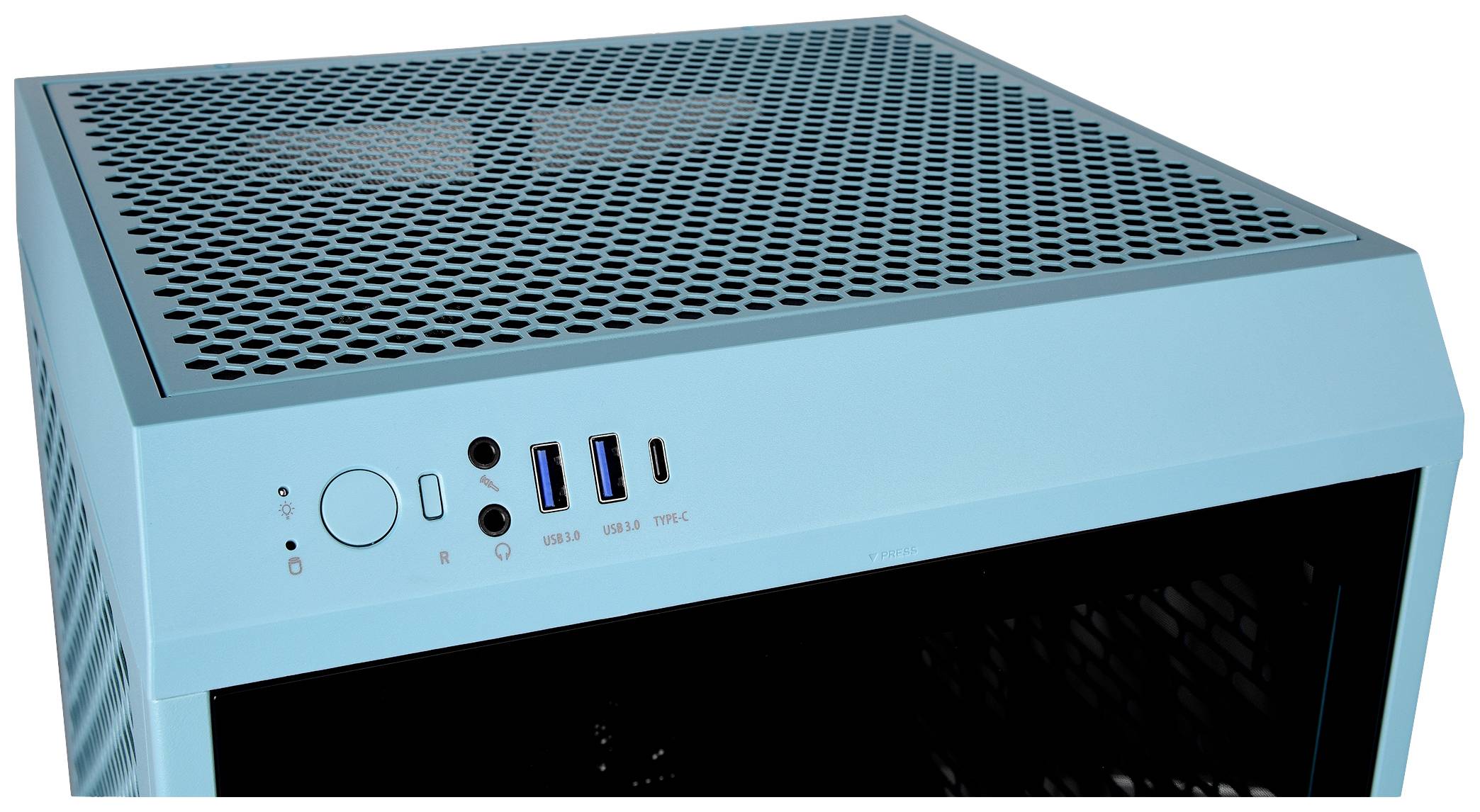 Ein blauer Computergehäuse-Ausschnitt mit Lochmusteroberseite. Vorne sind Anschlüsse für USB und Audio, sowie ein Einschaltknopf sichtbar.